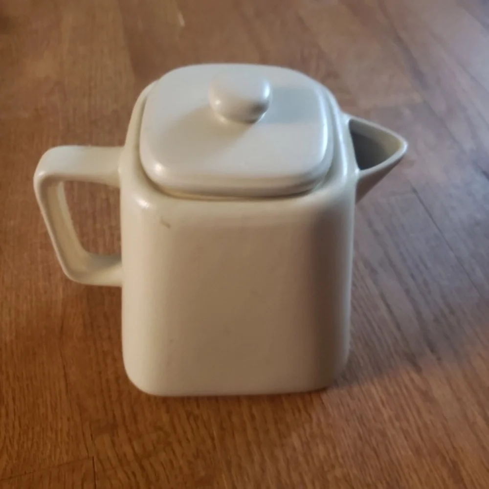 Starbucks Tazo Off‎ white ceramic tea pot 32oz